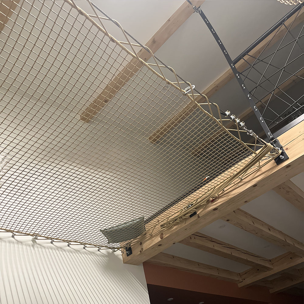 Filet de mezzanine posé sur câble périphérique inox sur un côté