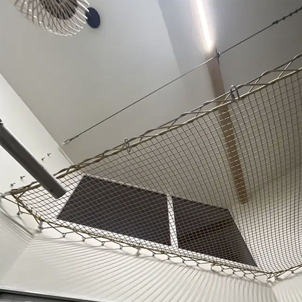 Détail du laçage d'un filet de mezzanine sur câble inox