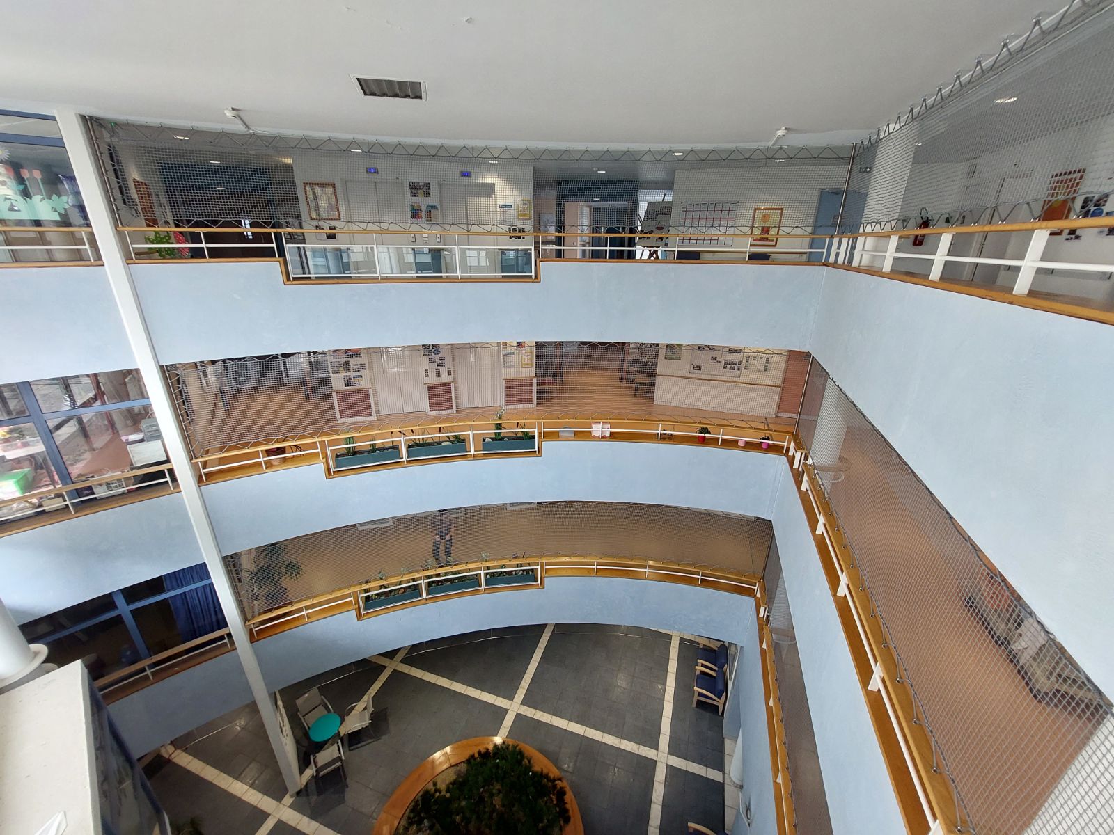 Custom-made balustrade netting - mezzanine balcony staircase - Feelnets